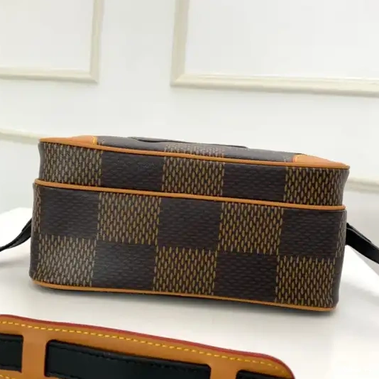 AMAZONE LOUIS MESSENGER VUITTON NANO 0323